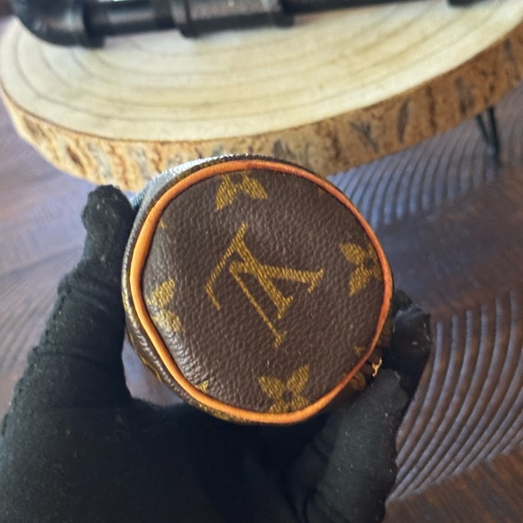 LOUIS VUITTON 
Monogram Trousse Ronde 20 Makeup Case - Picture 13 of 15